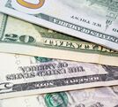 La diferencia entre ambos precios se conoce como spread.