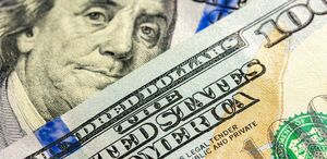 La diferencia entre ambos precios se conoce como spread.