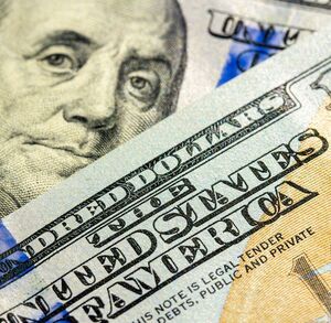 La diferencia entre ambos precios se conoce como spread.