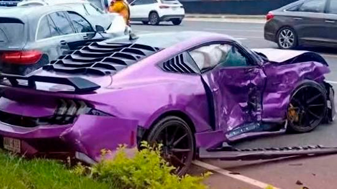 Mustang de 60 millones queda destruido tras choque en Lindora