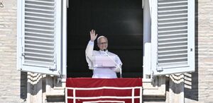 El pontífice, de 71 años, será  operado de un nódulo en el pulmón. (Foto por FILIPPO MONTEFORTE / AFP)