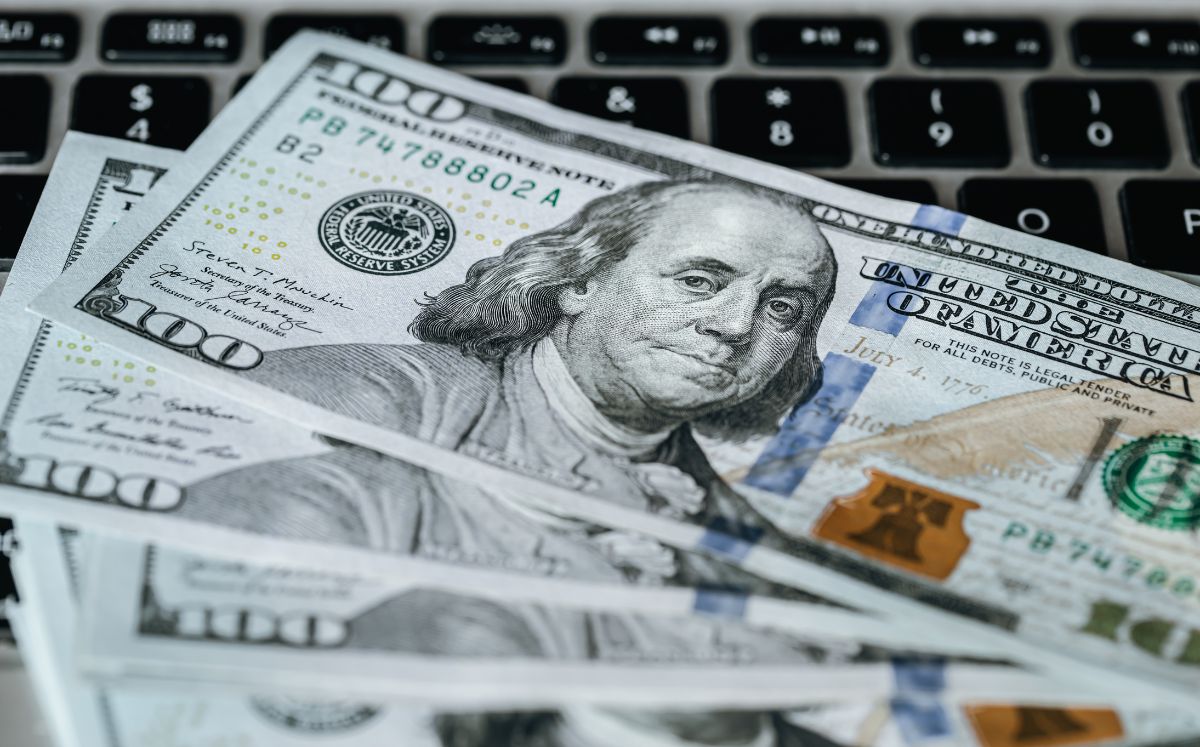 La diferencia entre ambos precios se conoce como spread.