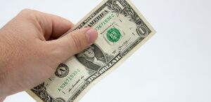 La diferencia entre ambos precios se conoce como spread.