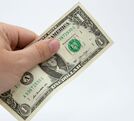 La diferencia entre ambos precios se conoce como spread.