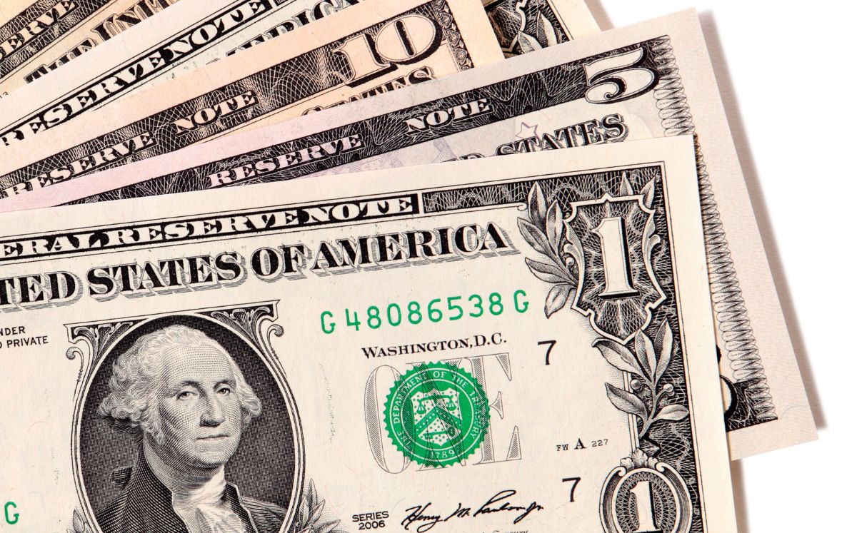 La diferencia entre ambos precios se conoce como spread.