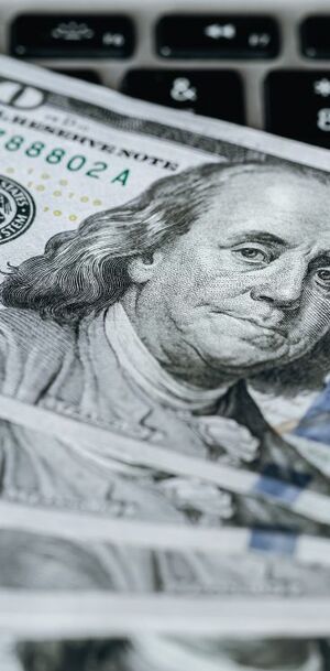 La diferencia entre ambos precios se conoce como spread.