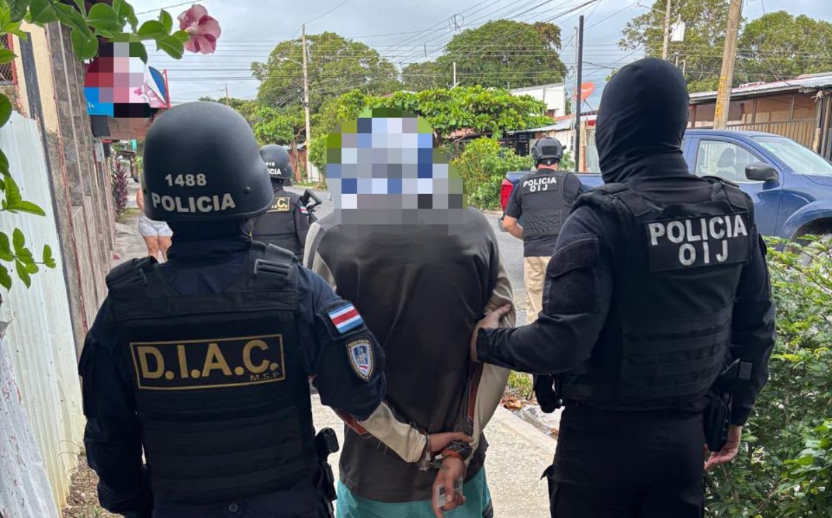 Uno de los sospechosos detenidos por los agentes judiciales. (OIJ)