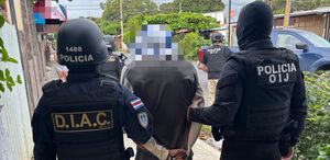 Uno de los sospechosos detenidos por los agentes judiciales. (OIJ)