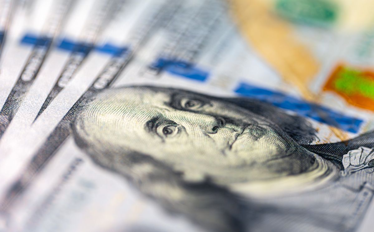 La diferencia entre ambos precios se conoce como spread.