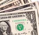 La diferencia entre ambos precios se conoce como spread.