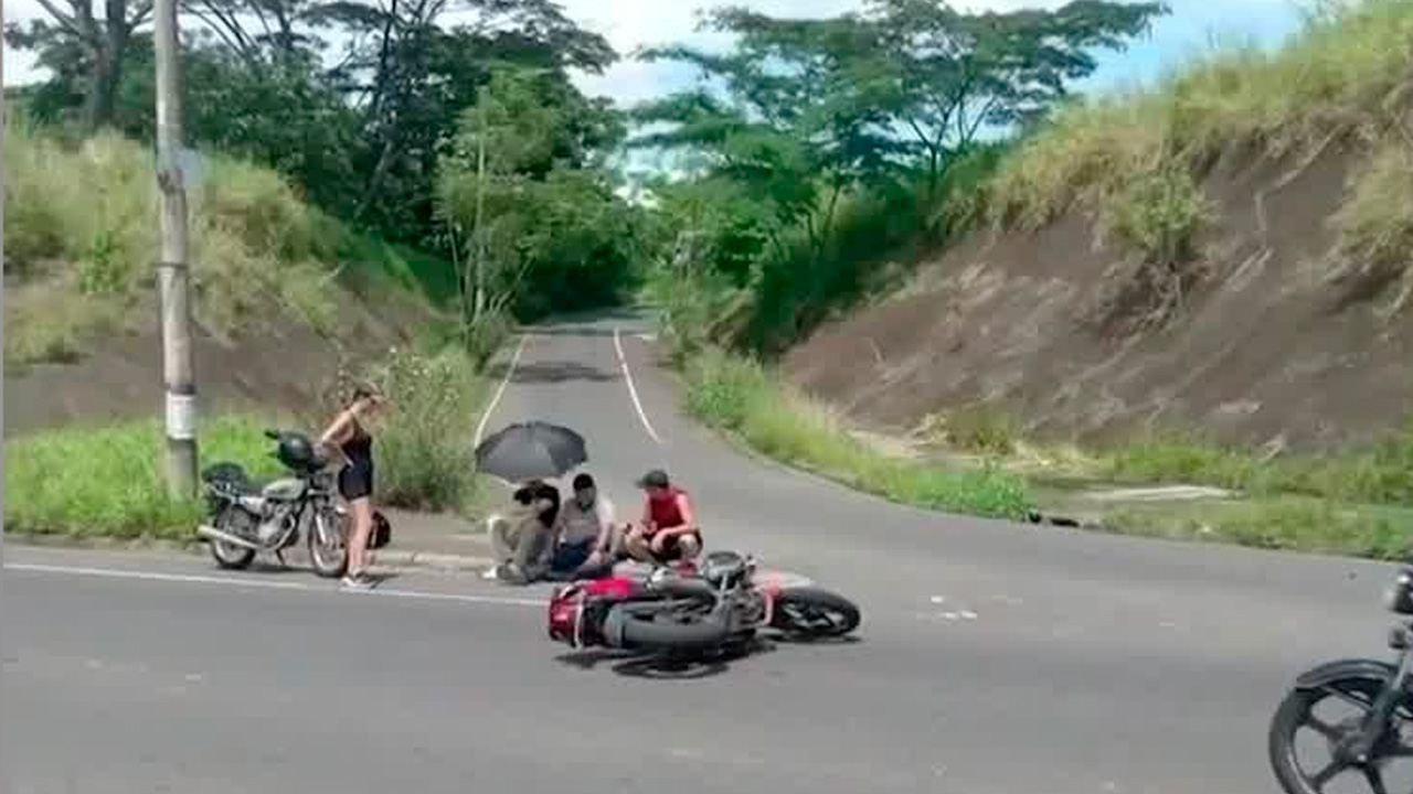 Motociclista víctima de accidente vial busca al responsable que huyó
