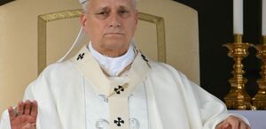 El papa  inició su recuperación tras una cirugía en la que le extirparon el lóbulo inferior del pulmón derecho. (Foto por ALBERTO PIZZOLI / AFP)