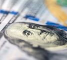 La diferencia entre ambos precios se conoce como spread.