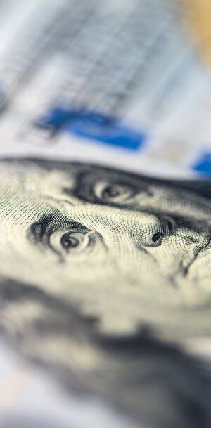 La diferencia entre ambos precios se conoce como spread.