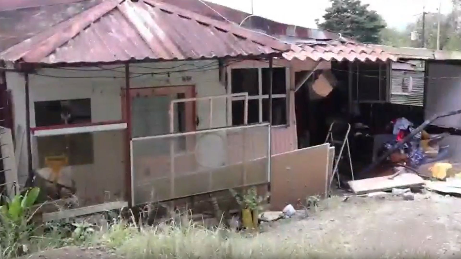 Vehículo se incrusta en la sala de una vivienda en Vásquez de Coronado