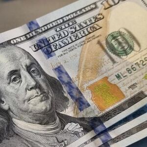 La diferencia entre ambos precios se conoce como spread.