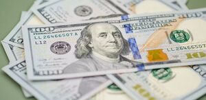 La diferencia entre ambos precios se conoce como spread.