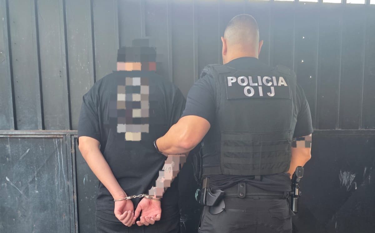 Sospechoso detenido por agentes judiciales. (OIJ)