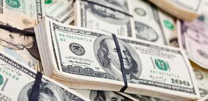 La diferencia entre ambos precios se conoce como spread.