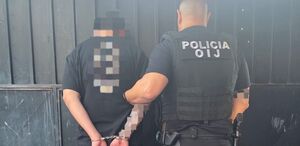 Sospechoso detenido por agentes judiciales. (OIJ)
