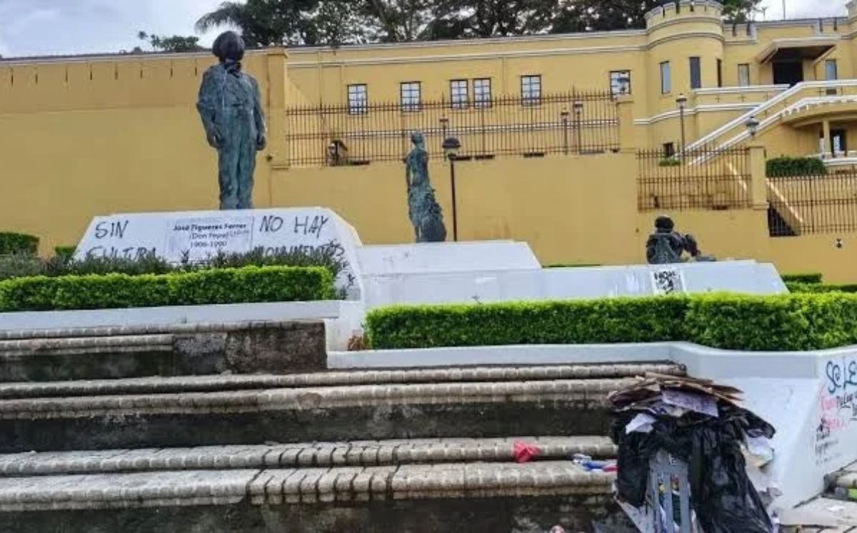 Cultura denuncia grafitis en monumentos durante protesta
