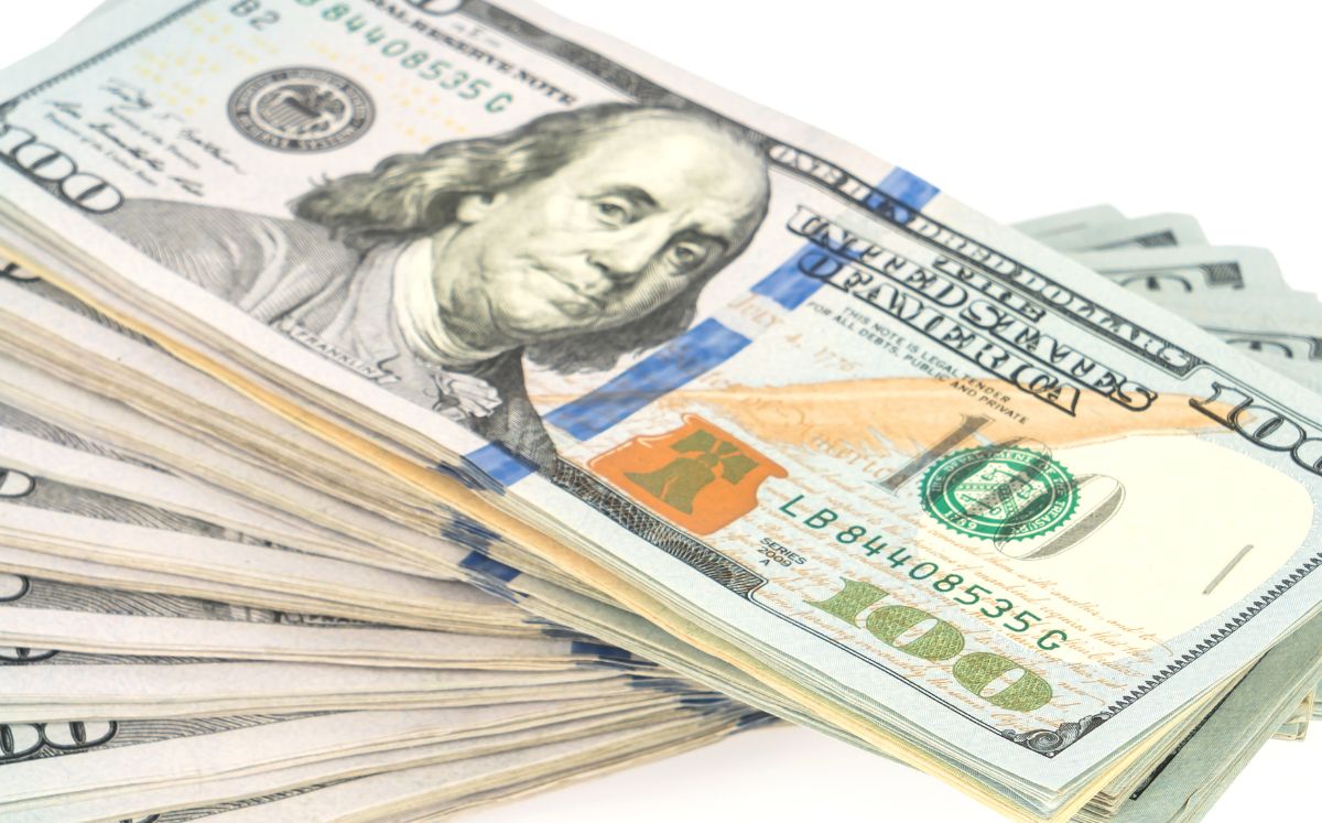 La diferencia entre ambos precios se conoce como spread.