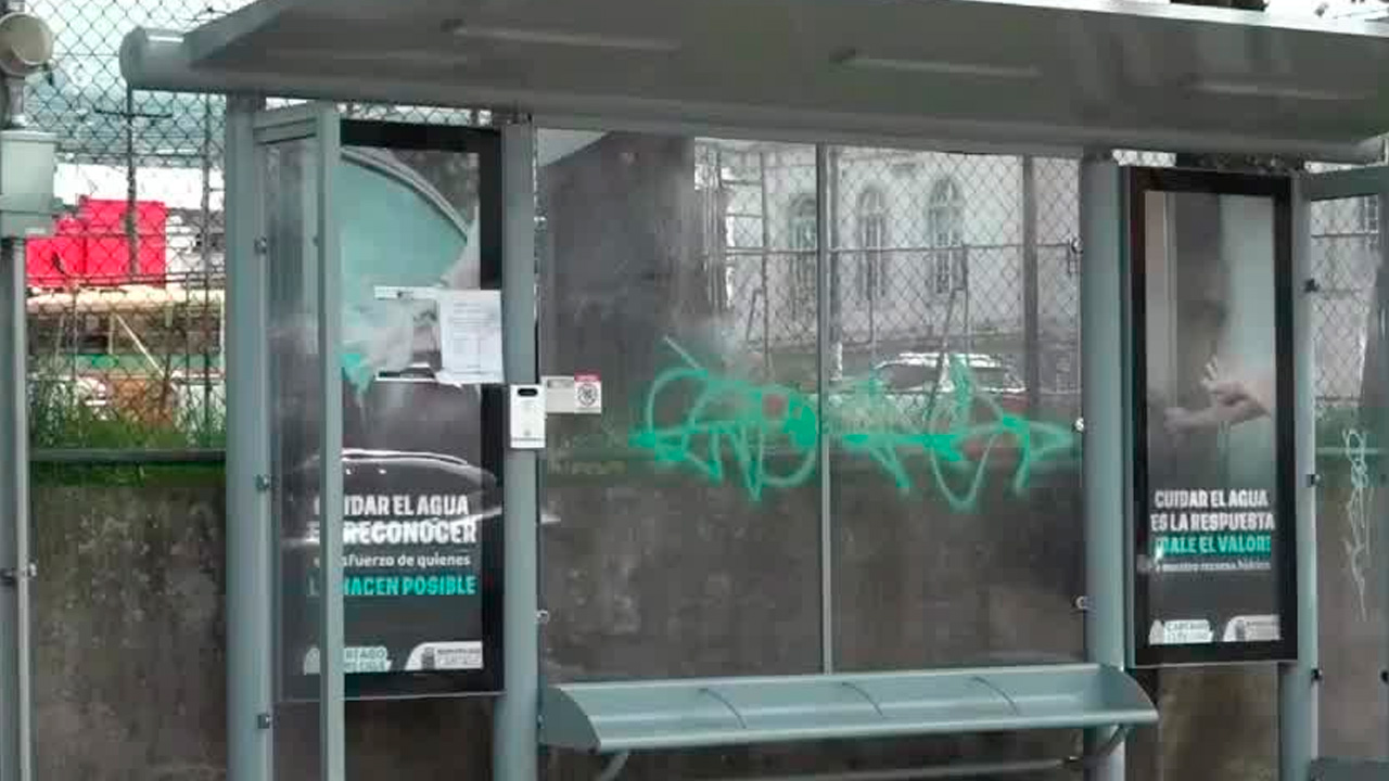 Vandalizan una parada de autobús en Cartago; ya buscan al responsable