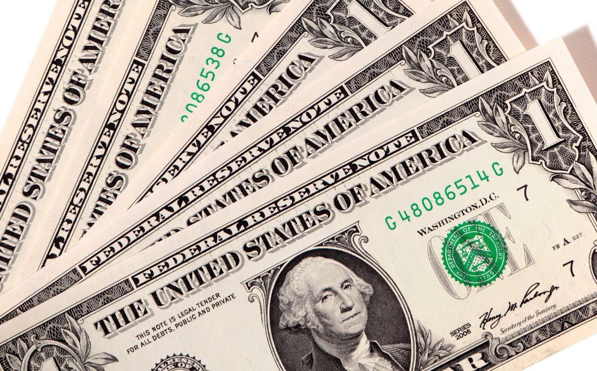 La diferencia entre ambos precios se conoce como spread.