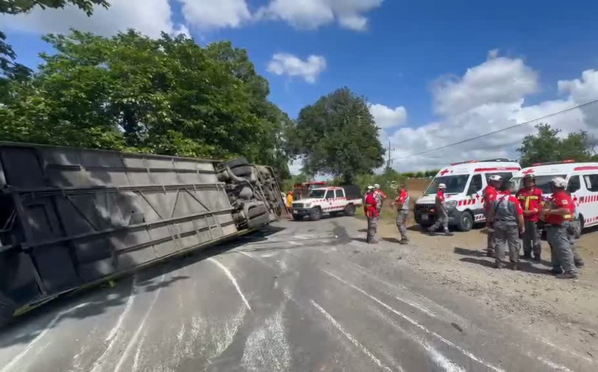 Los equipos de rescate continúan trabajando en el lugar del accidente. (Cruz Roja)