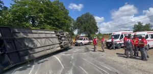 Los equipos de rescate continúan trabajando en el lugar del accidente. (Cruz Roja)