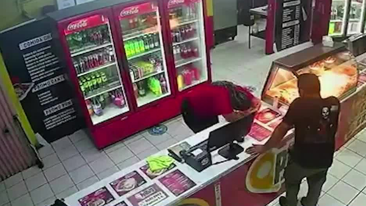 Hombre en estado de ebriedad destruye una urna en Santa Cruz