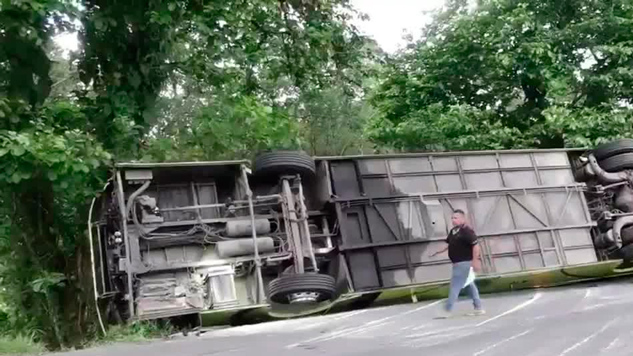 Adultos mayores viven terror durante el accidente de bus en Sarapiquí