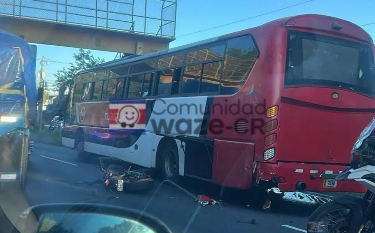 En el hecho estuvieron involucrados dos motociclistas, un autobús y un vehículo liviano.