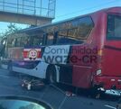 En el hecho estuvieron involucrados dos motociclistas, un autobús y un vehículo liviano.