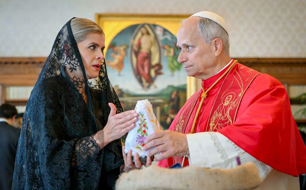La mandataria entregó al pontífice una réplica de la Virgen de los Ángeles.