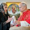 La mandataria entregó al pontífice una réplica de la Virgen de los Ángeles.