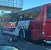 En el hecho estuvieron involucrados dos motociclistas, un autobús y un vehículo liviano.